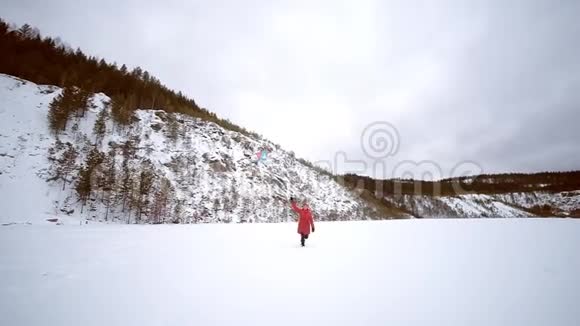 带着风筝的快乐小女孩冬季景观视频的预览图