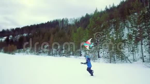 带风筝的快乐男孩冬季景观视频的预览图