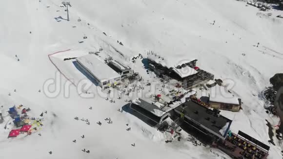 冬季4k鸟瞰滑雪场滑雪者基地视频的预览图