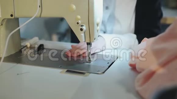用缝纫机缝制布缝的近景视频的预览图
