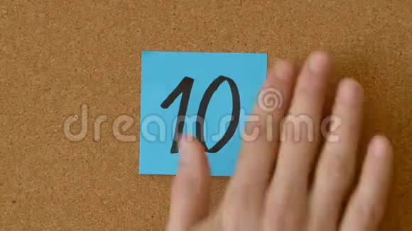 把数字10到0贴在黑板上的人的特写镜头十大柜台视频的预览图