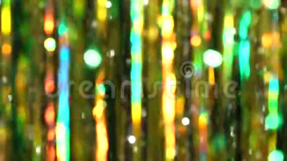 神奇的抽象闪亮的背景与彩色离焦在闪亮的灯光下美丽的动态背景圣诞节视频的预览图