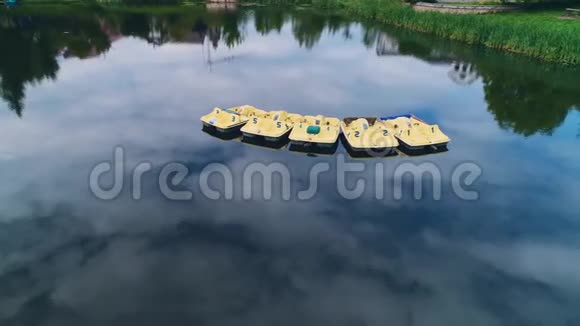 无人驾驶的湖景它反映了多云的天空黄色的划艇漂浮在上面4K视频的预览图