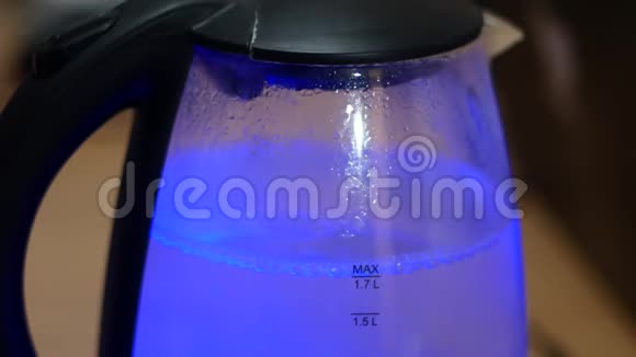 水在电热水壶里沸腾视频的预览图