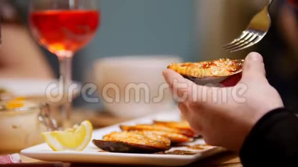 提供煮熟的贻贝一个男人用叉子吃贻贝视频的预览图