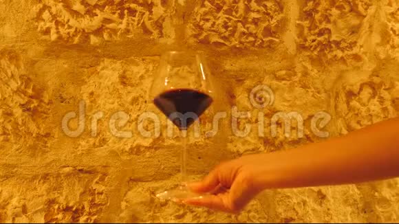酒杯中的红酒慢动作视频的预览图