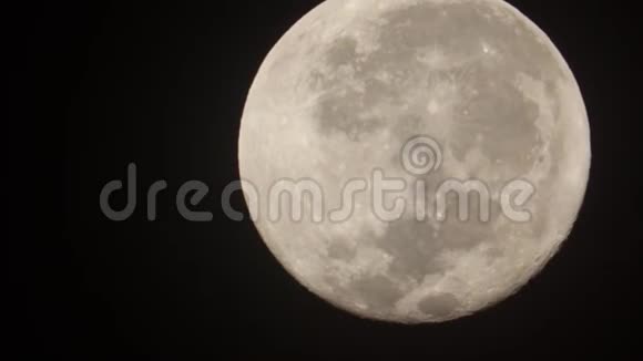 夜晚黑黑的天空上的满月视频的预览图