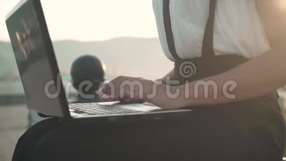 女性手在笔记本电脑上打字侧视键盘按手打字办公室工作视频的预览图