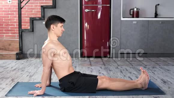 强壮灵活的男子练习瑜伽放松和呼吸侧视视频的预览图