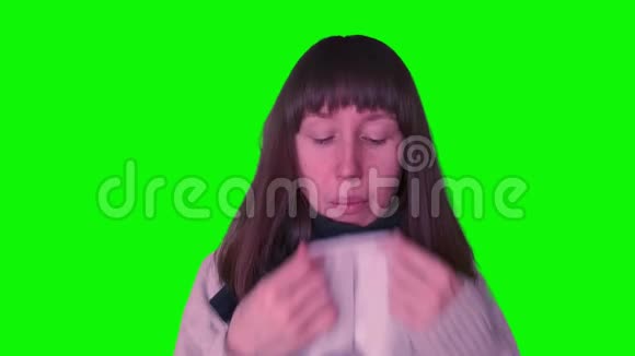 年轻的白种人女孩在绿色屏幕上感冒视频的预览图