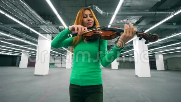 空储存室一名女小提琴手演奏乐器视频的预览图