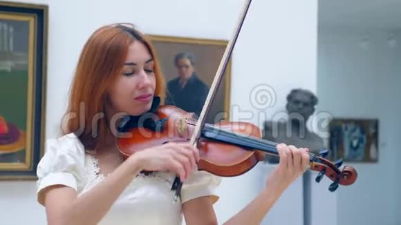 女表演者在前面拉小提琴视频的预览图