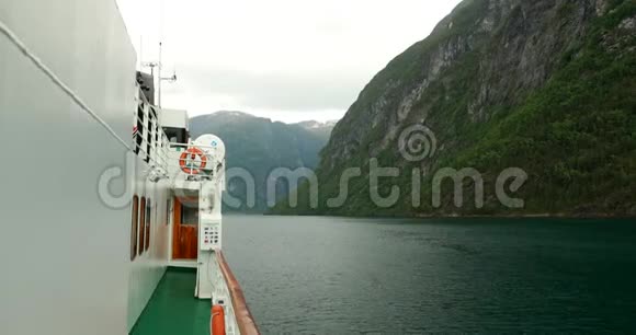 挪威桑尼尔夫斯乔登春夏之日游船渡轮在桑尼尔夫斯乔登水域中漂流视频的预览图