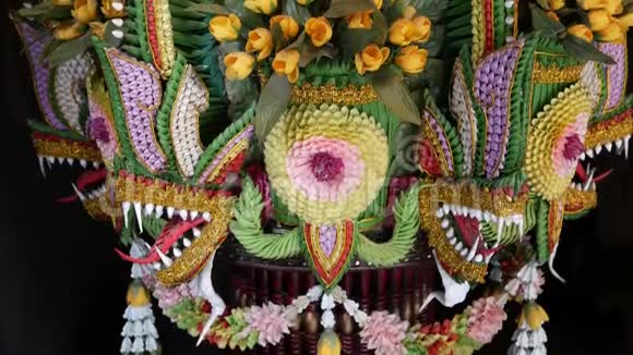 香蕉叶组成与花由鲜花和五颜六色的香蕉组成的美丽的泰国传统构图视频的预览图