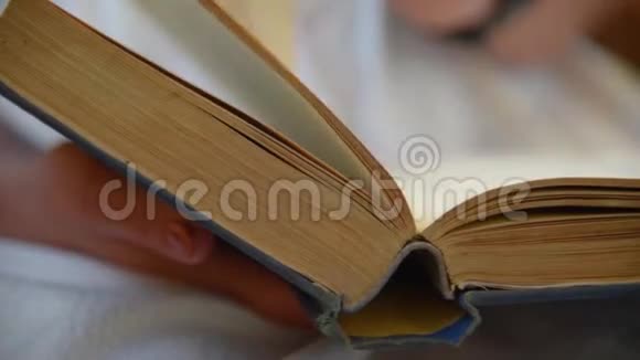 一个女人她的手翻过书页视频的预览图