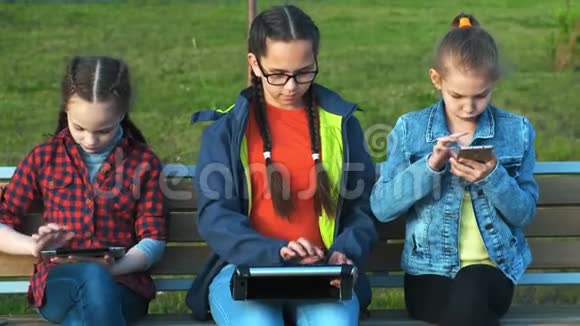 都市场景一群孩子坐在长椅上视频的预览图