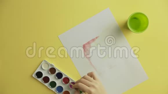 女艺术家画水彩画视频的预览图