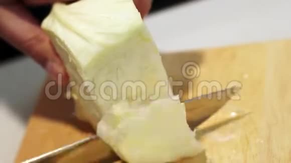 用刀切白菜特写选择性聚焦烹饪自制食物沙拉视频的预览图
