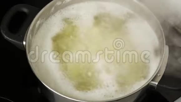 闭合泡水锅里的土豆片视频的预览图