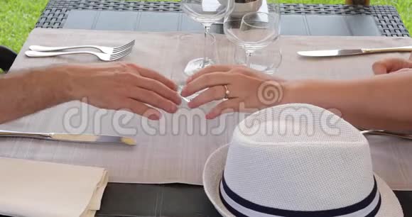 男人和女人在餐馆里牵手视频的预览图