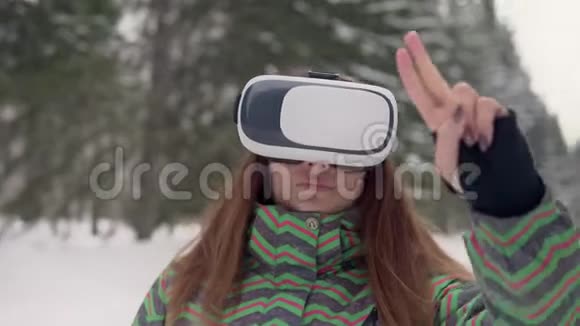 一名年轻女子在森林里的街道上使用电子虚拟现实眼镜特写镜头视频的预览图