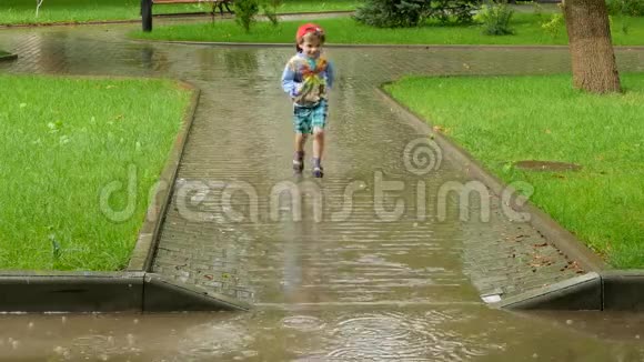 那个男孩在雨中穿过水坑视频的预览图