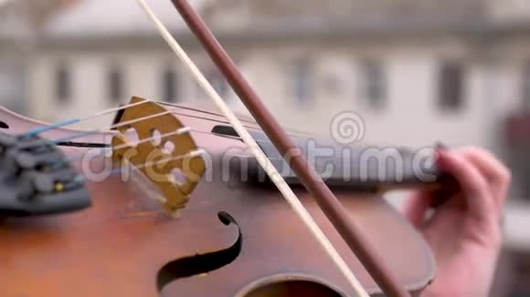 把小提琴拉得很近小提琴手的琴弦动作很快德鲁索演奏音乐视频的预览图