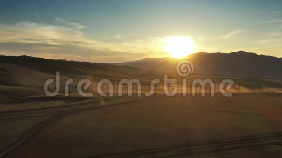 蒙古日落时的汽车和蒙古包的鸟瞰图视频的预览图