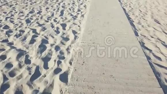 海滩上通往大海的木制步道视频的预览图