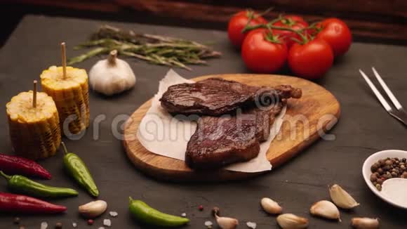 在乡村的木桌上烤肉和蔬菜烧烤菜单视频的预览图