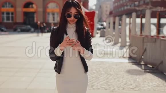 亚洲女性在城市使用智能手机视频的预览图