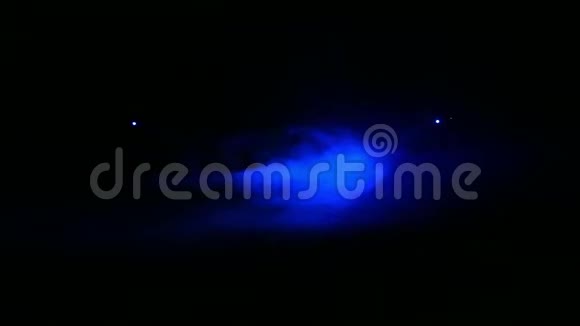蓝光轮廓聚光灯在黑暗的烟雾笼罩视频的预览图