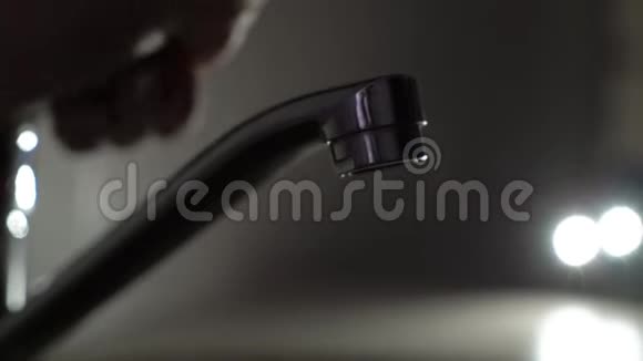 女人洗她的手视频的预览图