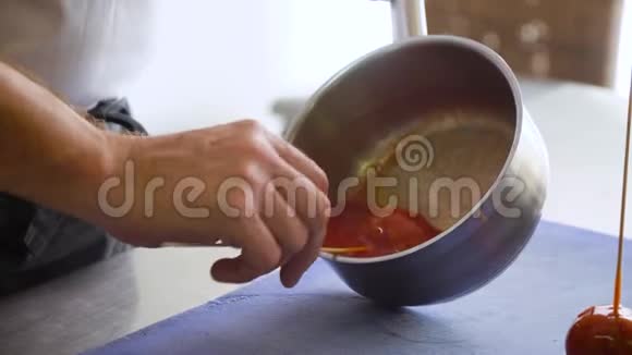 厨师在酱汁或釉中浸泡番茄或鹅肝酱手动作特写视频的预览图