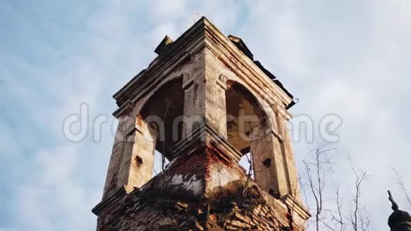 一座破败的基督教古寺顶天立地的真塔照相机在动视频的预览图