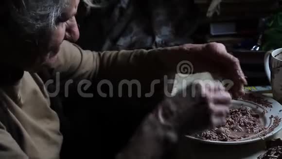 一个病得很老的女人把剩菜当饭吃在农场生活视频的预览图