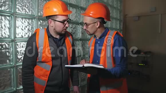 两个建筑工人在房间里说话视频的预览图