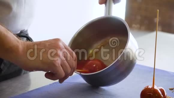 厨师在酱汁或釉中浸泡番茄或鹅肝酱手动作特写视频的预览图