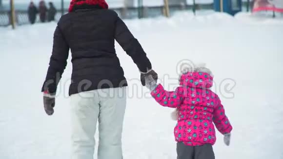 妈妈和女儿在冰上滑冰和玩乐视频的预览图