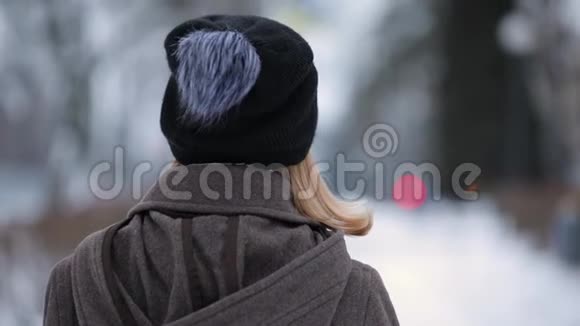 在冬夜城不可辨认的女子听音乐戴耳机后景视频的预览图