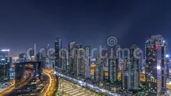 现代住宅和办公综合体与许多塔空中夜晚时间推移在商务湾迪拜阿联酋视频的预览图