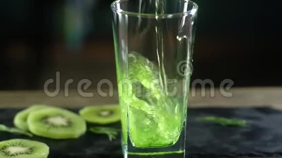 绿色碳酸饮料倒入透明玻璃玻璃中视频的预览图
