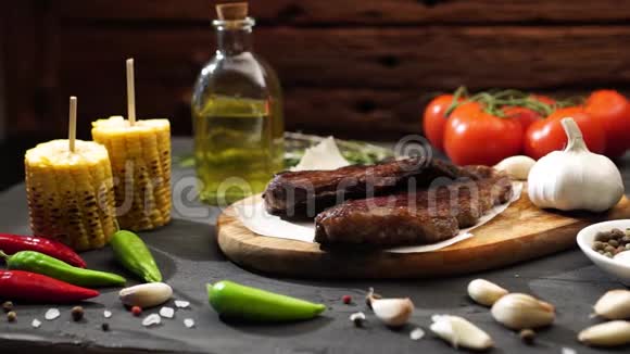 在乡村的木桌上烤肉和蔬菜烧烤菜单视频的预览图