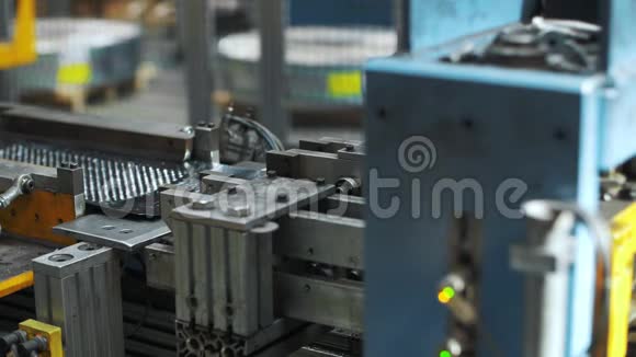 穿孔钢板在工业机械上的移动视频的预览图