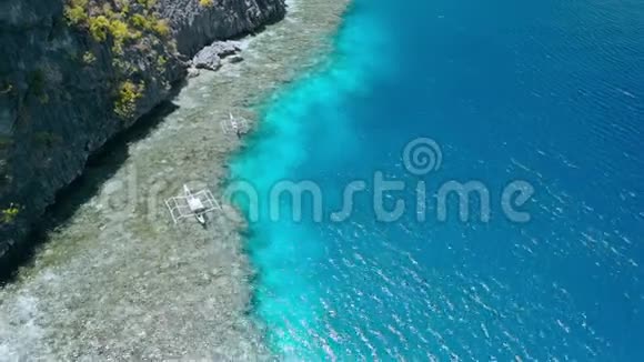 环航拍摄的旅行班卡旅游船休息在珊瑚礁附近的马丁洛克神殿ElNidoPalawan视频的预览图