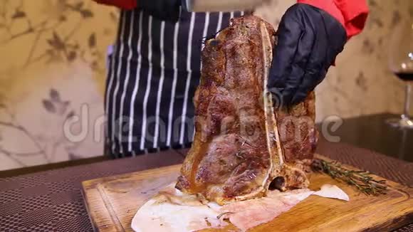 一个戴手套的侍者切了一块多汁的牛排餐厅厨师切片中稀牛排视频的预览图