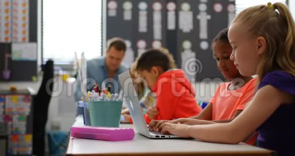 4k教室笔记本电脑混合种族女生侧视图视频的预览图