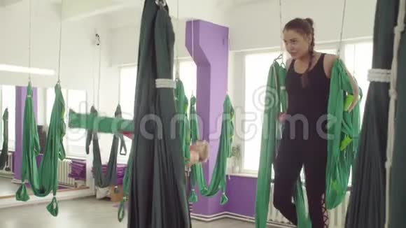 反重力瑜伽女人表现出新的锻炼视频的预览图