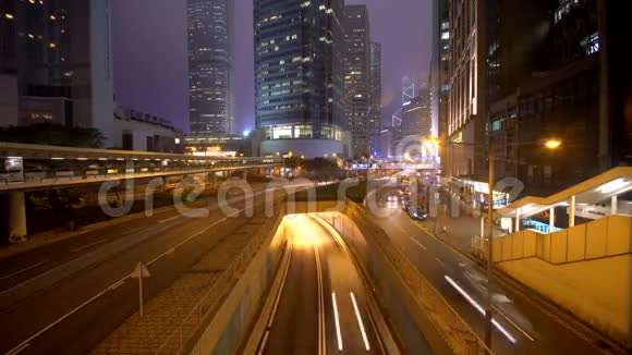 与城市街道和闪闪发光的建筑的时光流逝视频视频的预览图