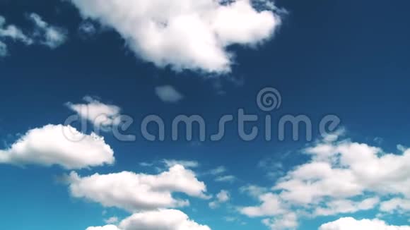 天空蔚蓝白云非常美丽视频的预览图